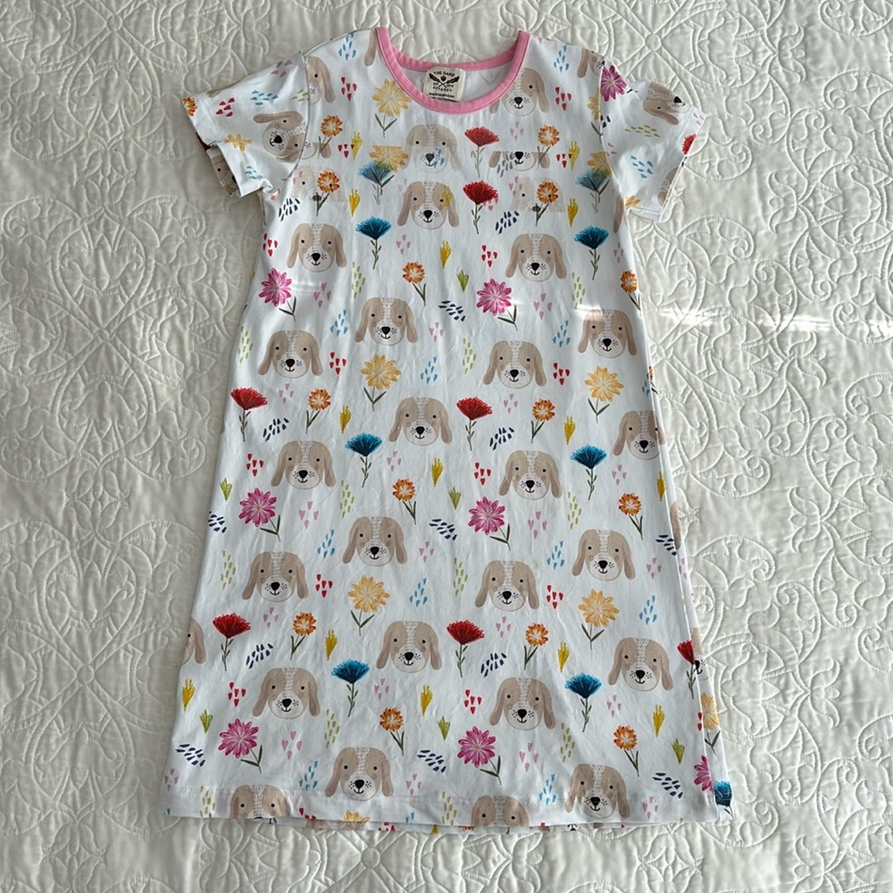 The Oaks Apparel size 7 dress. 100% cotton. Cute Puppy & flower print! Like new!